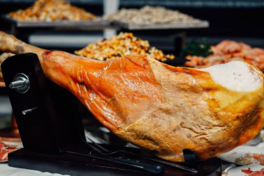 Bira büfesi masası, yakın çekim.