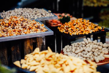 Bira büfesi masası, yakın çekim.