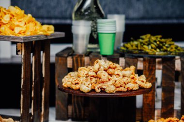 Bira büfesi masası, yakın çekim.