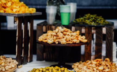 Bira büfesi masası, yakın çekim.