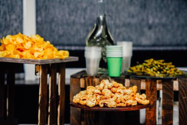 Bira büfesi masası, yakın çekim.