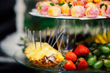 Düğün dekorasyon Kur'a lezzetli kekler ve tatlılar çikolata