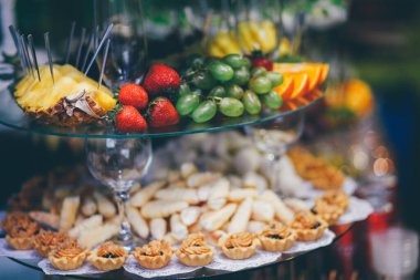 Düğün dekorasyon Kur'a lezzetli kekler ve tatlılar çikolata