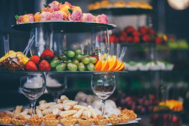 Düğün dekorasyon Kur'a lezzetli kekler ve tatlılar çikolata