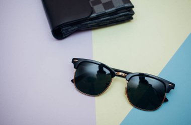 Güneş gözlükleri parlak bir arka plana sahiptir.