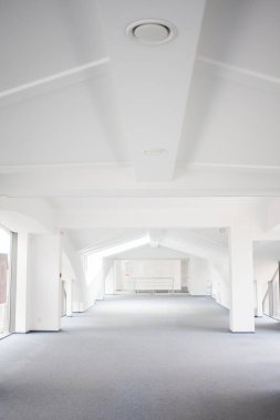 büyük pencereler ile boş bir beyaz Oda