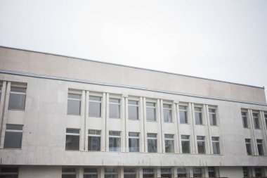 Güneşli bir günde mavi gökyüzü olan modern apartmanlar. Modern bir apartmanın cephesi
