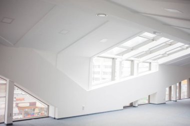 büyük pencereler ile boş bir beyaz Oda