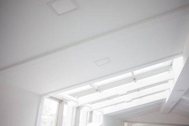 büyük pencereler ile boş bir beyaz Oda