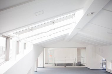 büyük pencereler ile boş bir beyaz Oda