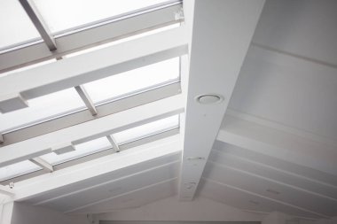 büyük pencereler ile boş bir beyaz Oda