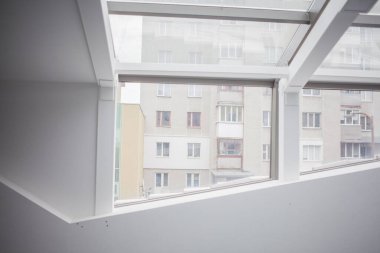 büyük pencereler ile boş bir beyaz Oda