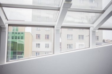 büyük pencereler ile boş bir beyaz Oda