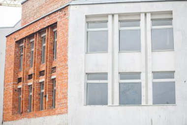 Güneşli bir günde mavi gökyüzü olan modern apartmanlar. Modern bir apartmanın cephesi