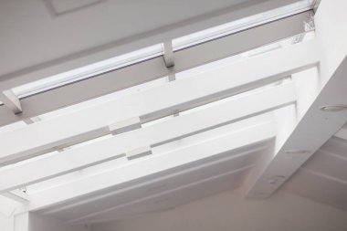 büyük pencereler ile boş bir beyaz Oda