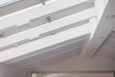 büyük pencereler ile boş bir beyaz Oda