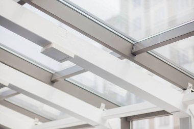 büyük pencereler ile boş bir beyaz Oda