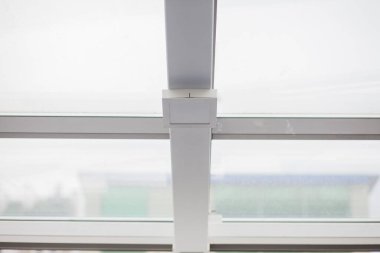 büyük pencereler ile boş bir beyaz Oda