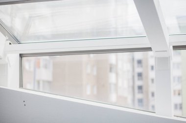 büyük pencereler ile boş bir beyaz Oda