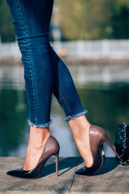 Siyah topuklu bir kadın. Yüksek topuklu kadın bacaklarının yakınlaşması