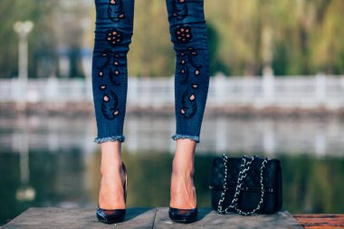 Siyah topuklu bir kadın. Yüksek topuklu kadın bacaklarının yakınlaşması