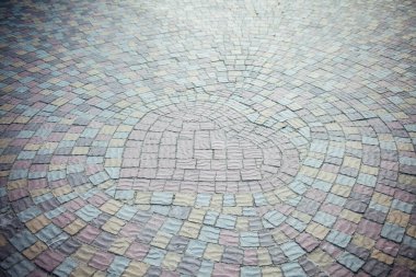 Değişik renklerde taş yontmalar, gündüz vakti yakın çekim. 