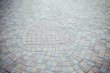 Değişik renklerde taş yontmalar, gündüz vakti yakın çekim. 