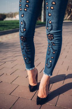 Siyah topuklu bir kadın. Yüksek topuklu kadın bacaklarının yakınlaşması