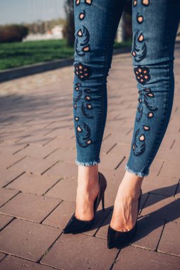 Siyah topuklu bir kadın. Yüksek topuklu kadın bacaklarının yakınlaşması