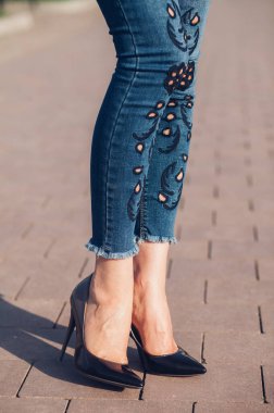 Siyah topuklu bir kadın. Yüksek topuklu kadın bacaklarının yakınlaşması