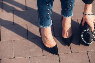 Siyah topuklu bir kadın. Yüksek topuklu kadın bacaklarının yakınlaşması