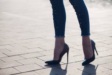 Siyah topuklu bir kadın. Yüksek topuklu kadın bacaklarının yakınlaşması