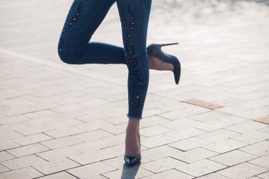 Siyah topuklu bir kadın. Yüksek topuklu kadın bacaklarının yakınlaşması