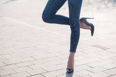 Siyah topuklu bir kadın. Yüksek topuklu kadın bacaklarının yakınlaşması