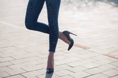 Siyah topuklu bir kadın. Yüksek topuklu kadın bacaklarının yakınlaşması