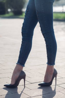 Siyah topuklu bir kadın. Yüksek topuklu kadın bacaklarının yakınlaşması