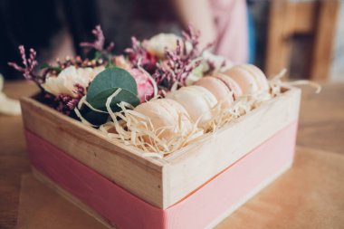 Çiçekli bir kutuda makarna. Fransız kurabiyeleri.