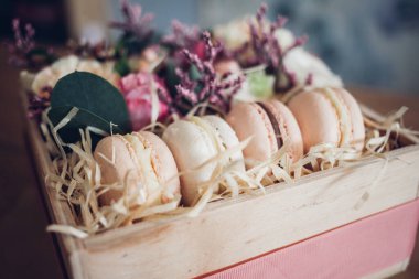 Çiçekli bir kutuda makarna. Fransız kurabiyeleri.