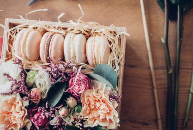 Çiçekli bir kutuda makarna. Fransız kurabiyeleri.