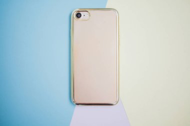 Renkli arkaplanda fotokopi alanı olan akıllı telefon. Modern ve minimal biçim rengi