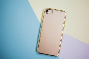 Renkli arkaplanda fotokopi alanı olan akıllı telefon. Modern ve minimal biçim rengi