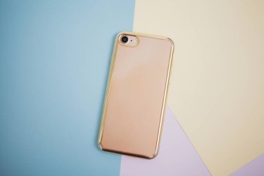 Renkli arkaplanda fotokopi alanı olan akıllı telefon. Modern ve minimal biçim rengi