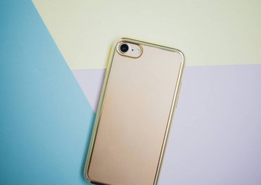 Renkli arkaplanda fotokopi alanı olan akıllı telefon. Modern ve minimal biçim rengi