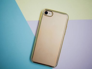 Renkli arkaplanda fotokopi alanı olan akıllı telefon. Modern ve minimal biçim rengi