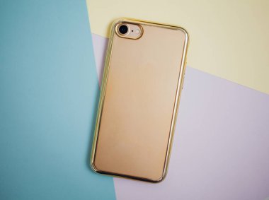 Renkli arkaplanda fotokopi alanı olan akıllı telefon. Modern ve minimal biçim rengi