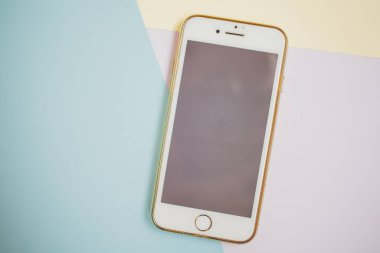 Renkli arkaplanda fotokopi alanı olan akıllı telefon. Modern ve minimal biçim rengi