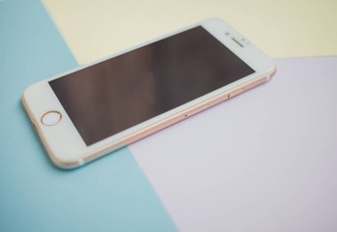 Renkli arkaplanda fotokopi alanı olan akıllı telefon. Modern ve minimal biçim rengi