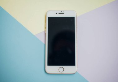 Renkli arkaplanda fotokopi alanı olan akıllı telefon. Modern ve minimal biçim rengi