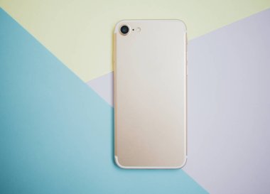 Renkli arkaplanda fotokopi alanı olan akıllı telefon. Modern ve minimal biçim rengi