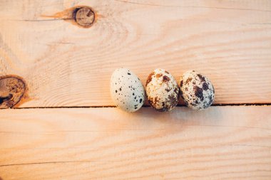 Ahşap arka planda bıldırcın yumurtaları